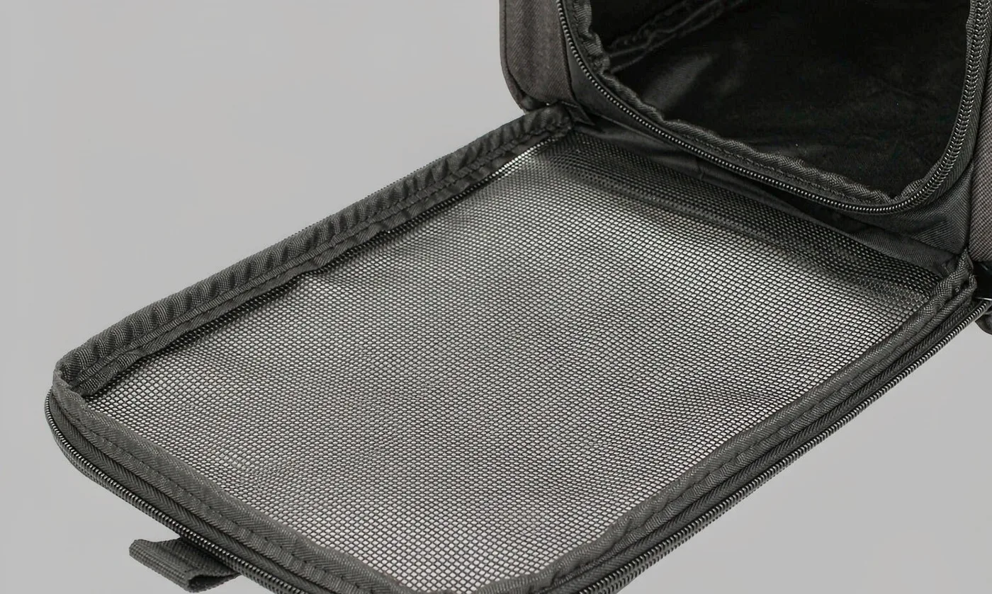 Cat Carrier Breathable: Mesh Ventilation - detail view supplied by QUANZHOU JUNYUAN BAGS